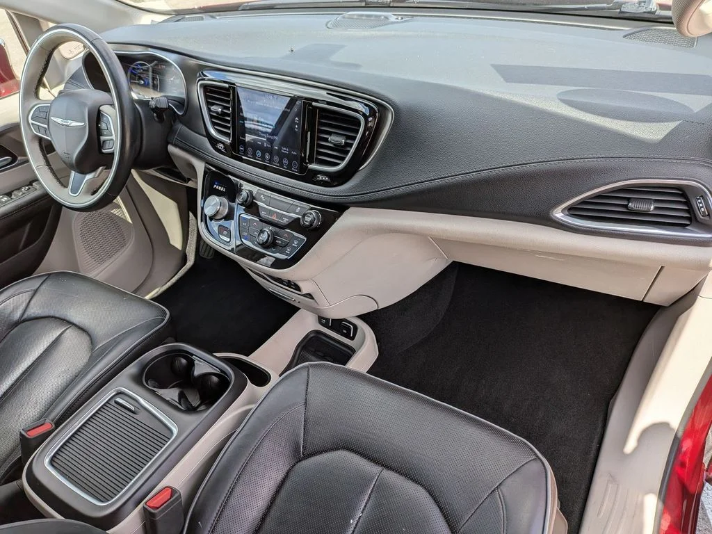 Used 2018 Red Chrysler Limited image 33