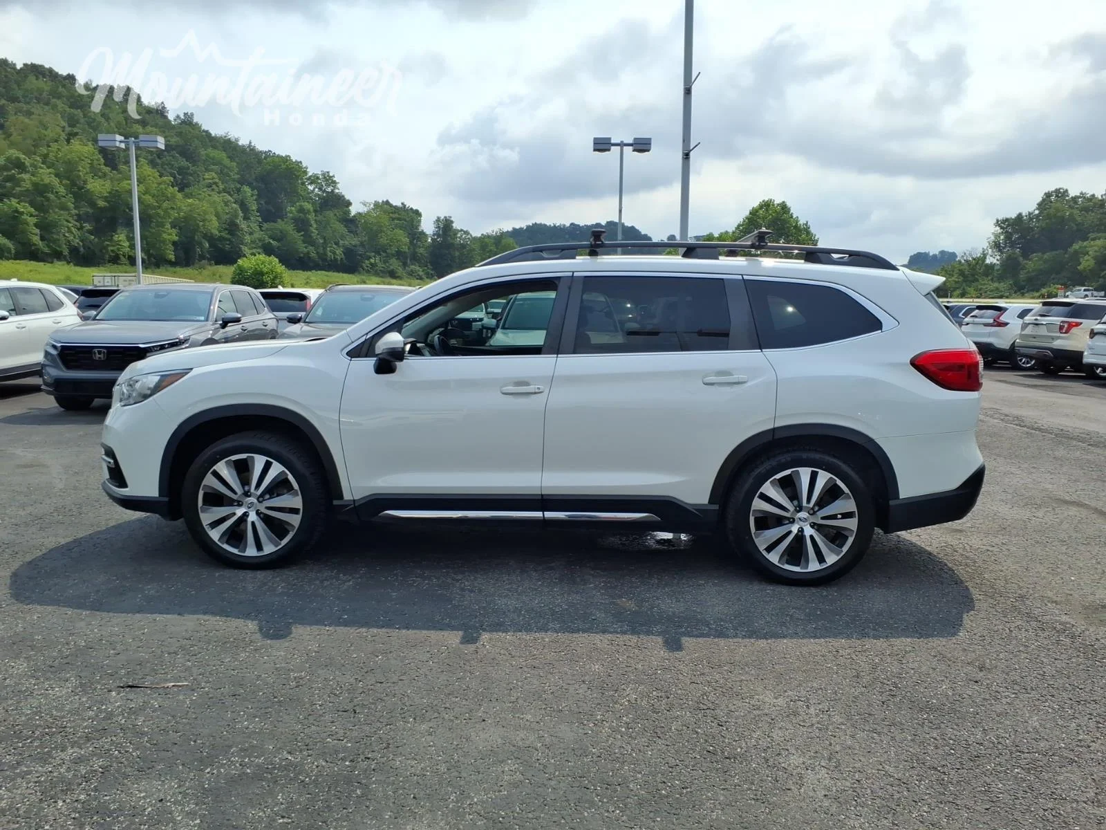 Used 2022 Crystal White Pearl Subaru Limited image 4