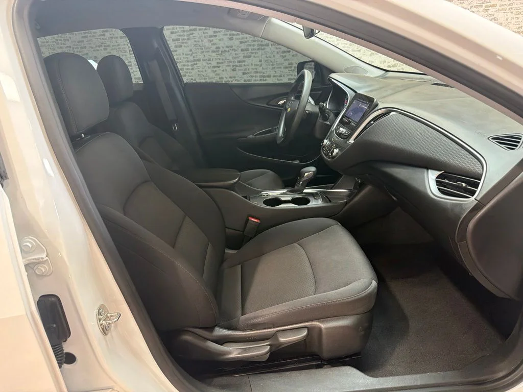 Used 2024 Summit White Chevrolet LT image 11