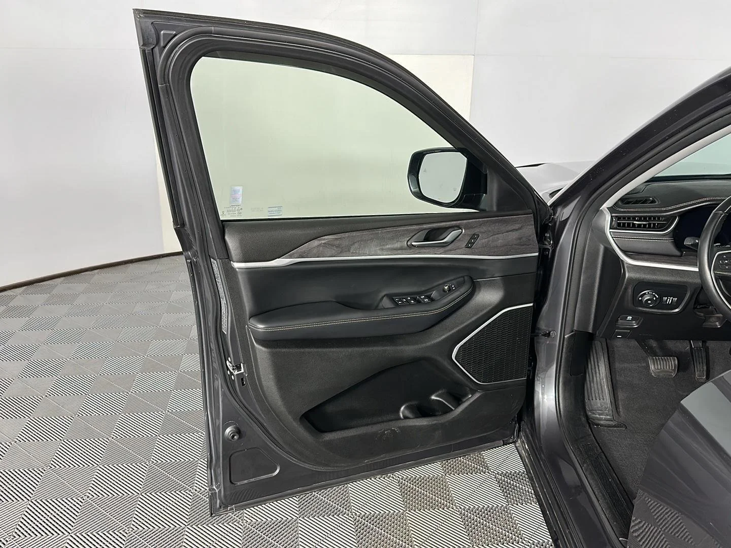 Used 2022 Baltic Gray Metallic Clearcoat Jeep Limited image 20