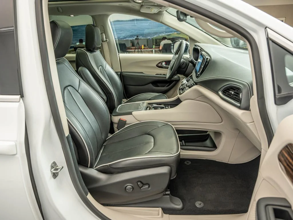 Used 2024 Bright White Clearcoat Chrysler Limited image 40