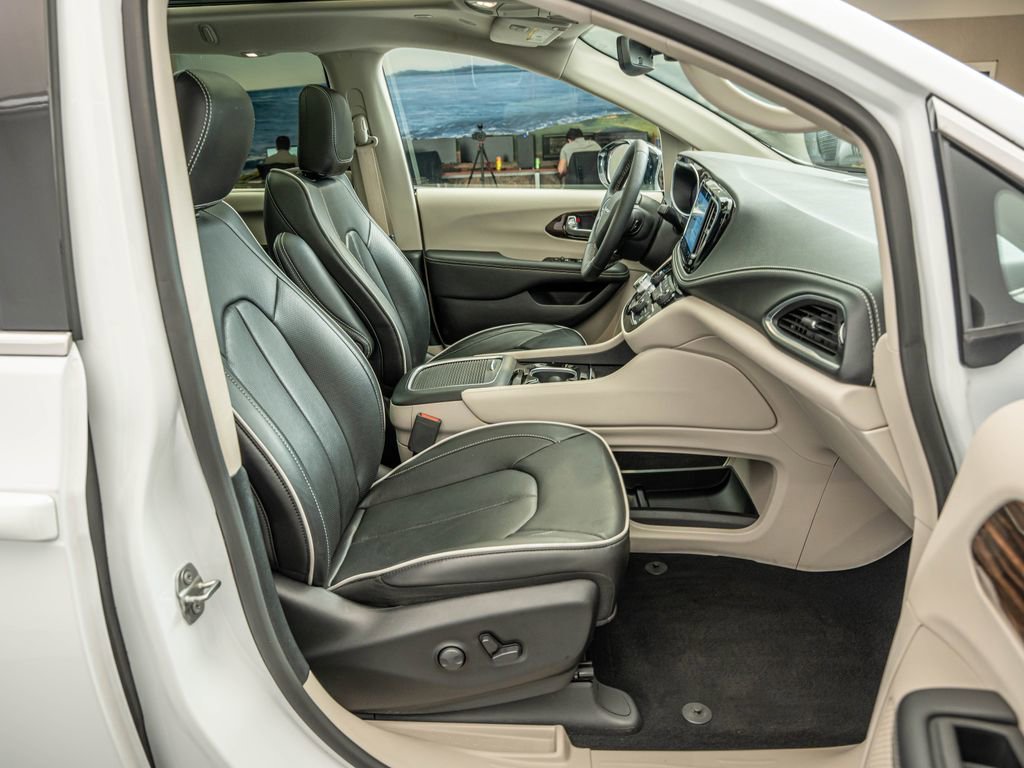 Used 2024 Bright White Clearcoat Chrysler Limited image 40