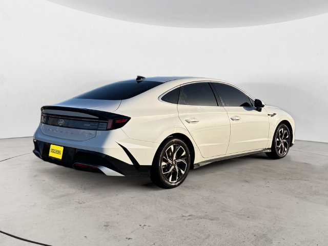 Used 2025 White Hyundai SEL image 5