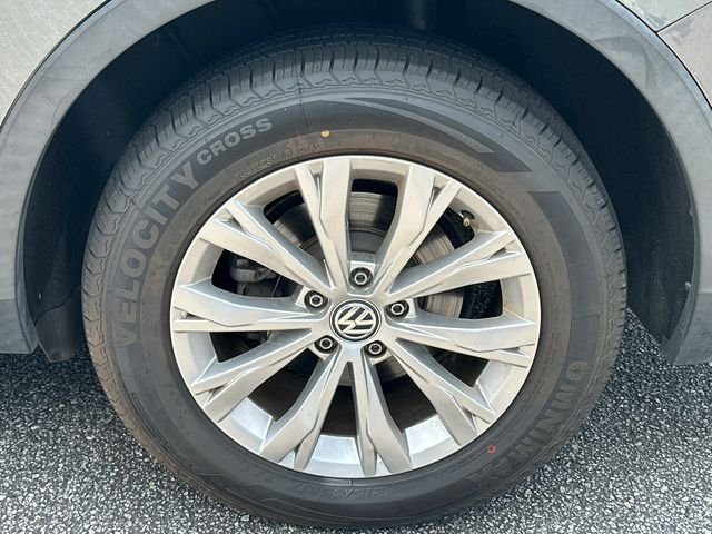 Used 2018 Gray Volkswagen 2.0T SE image 18