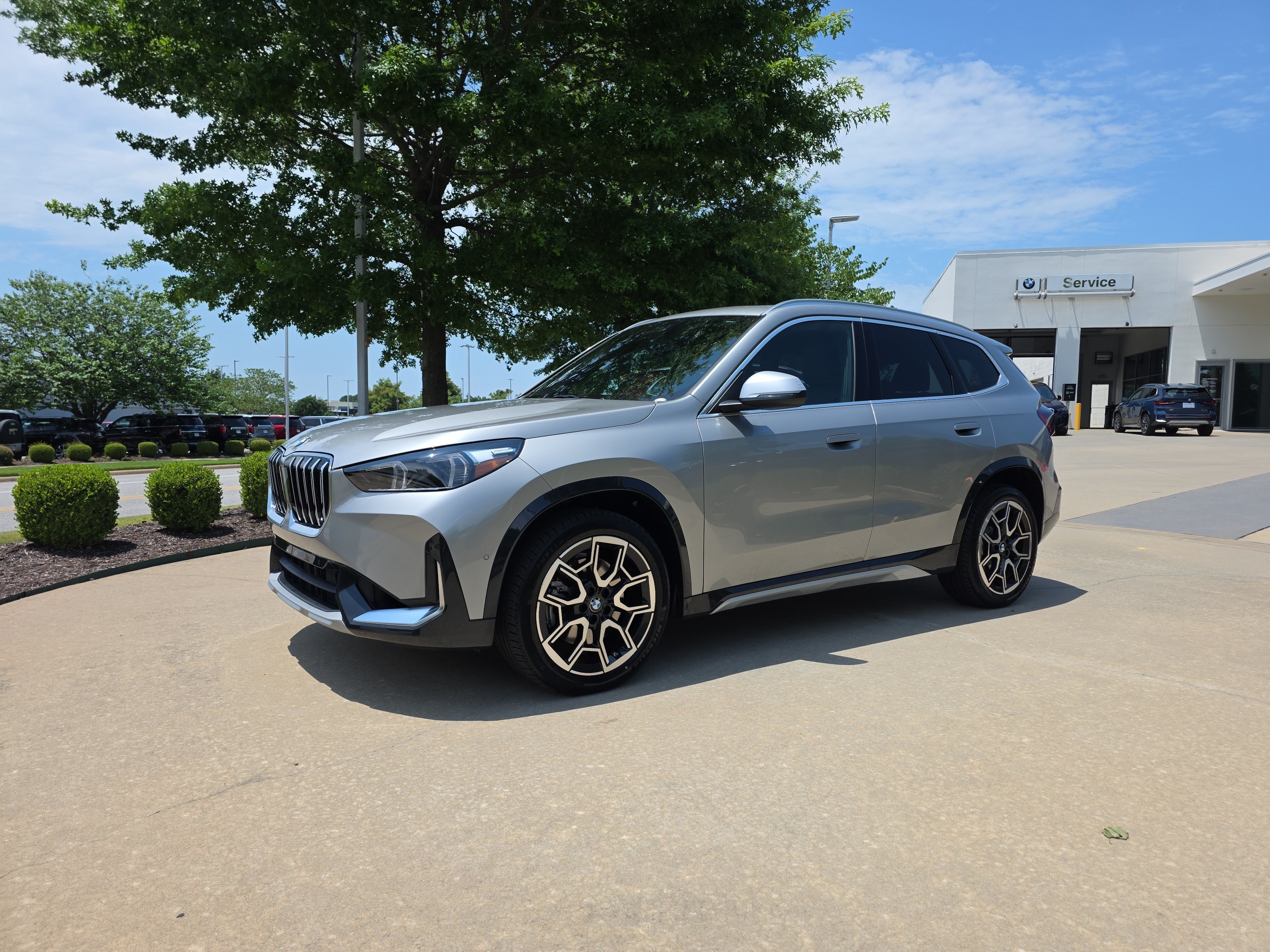 Used 2023 Space Silver Metallic BMW xDrive28i image 1