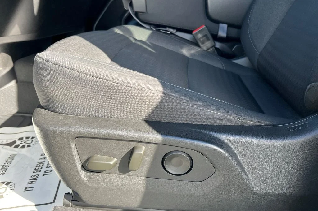 Used 2025 White Chevrolet LT image 17
