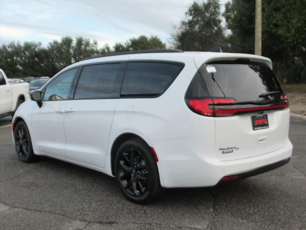 New 2026 Bright White Clear-Coat Exterior Paint Chrysler Select image 4