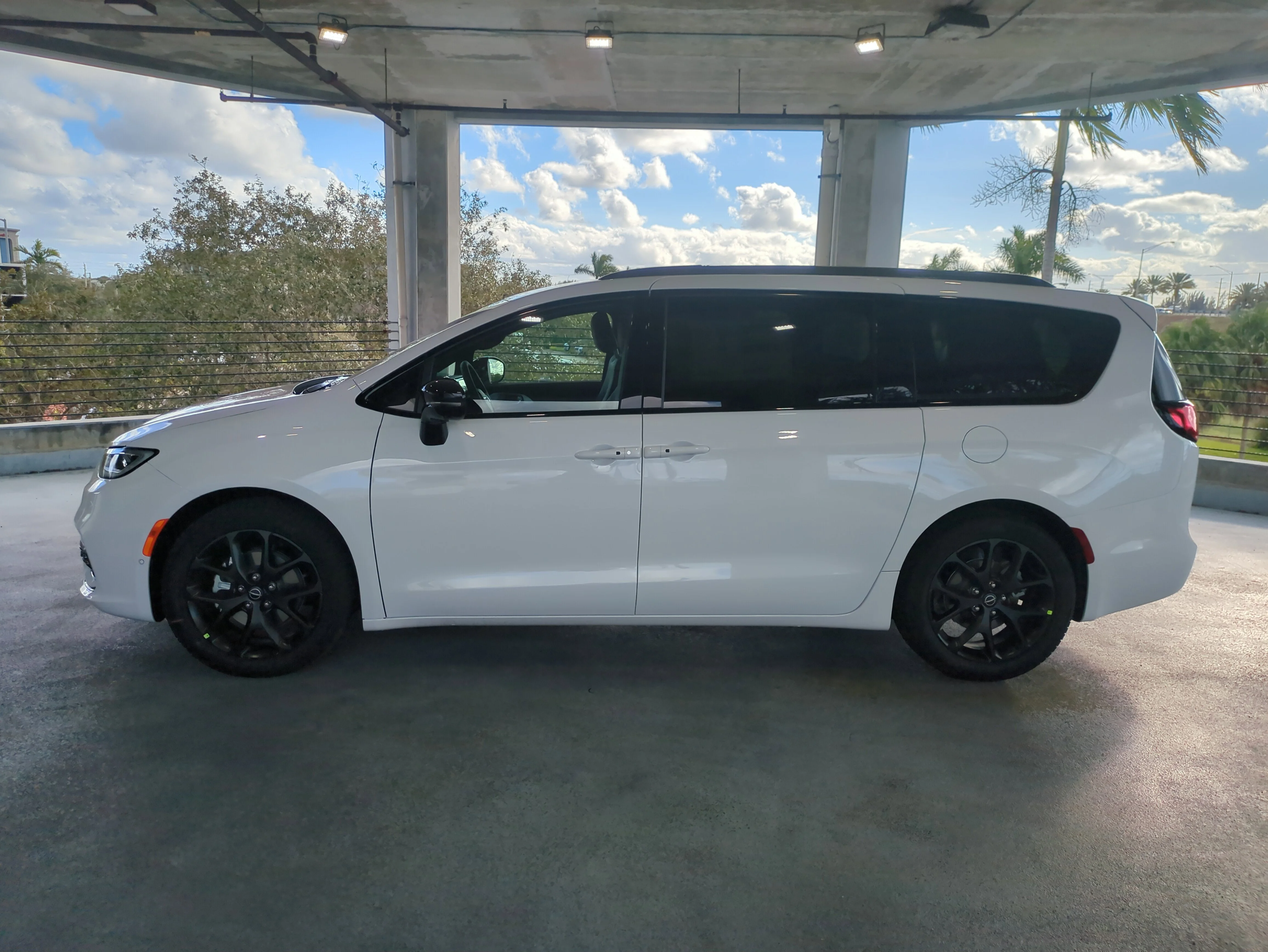 New 2026 Bright White Clear-Coat Exterior Paint Chrysler Limited image 7