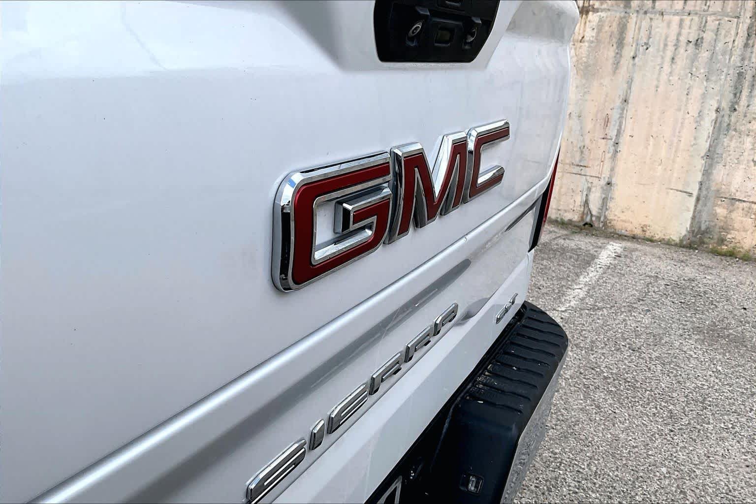 Used 2021 White Frost Tricoat GMC SLT image 32