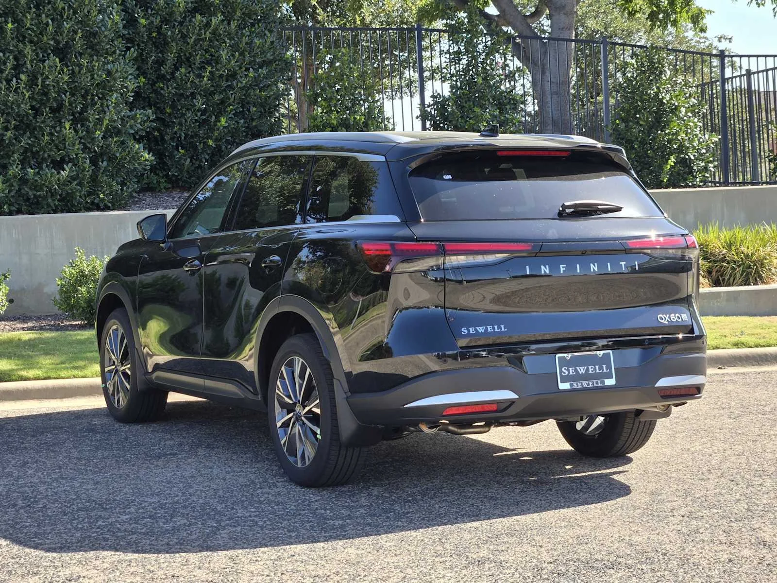 New 2027 MINERAL BLACK INFINITI Luxe AWD image 3
