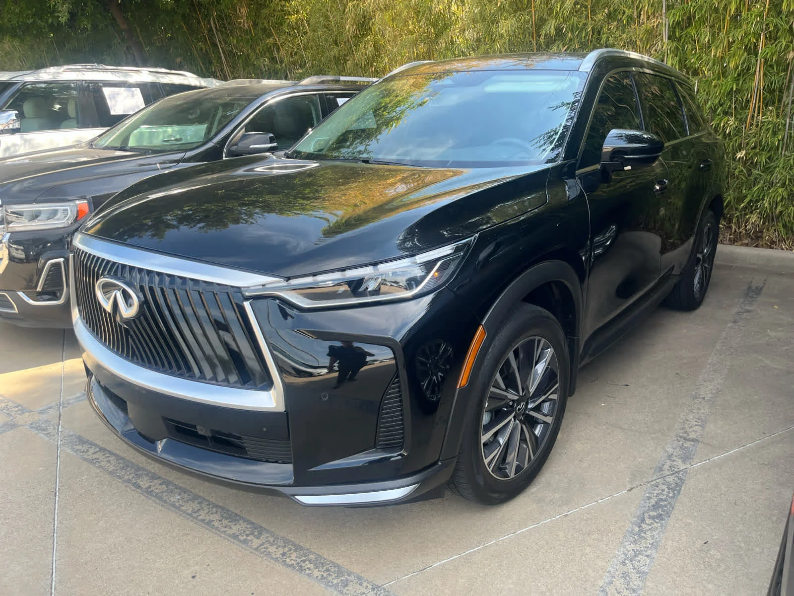 Certified Used 2027 Mineral Black INFINITI LUXE image 3