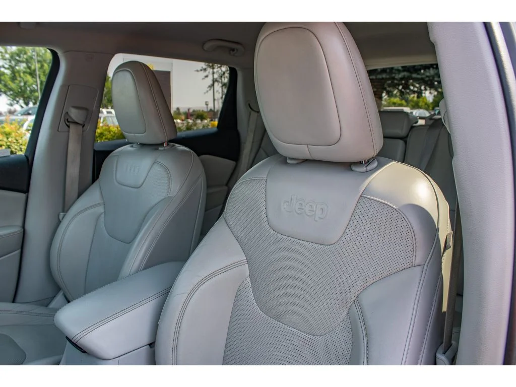 Used 2021 Sting-Gray Clearcoat Jeep Latitude Lux image 30