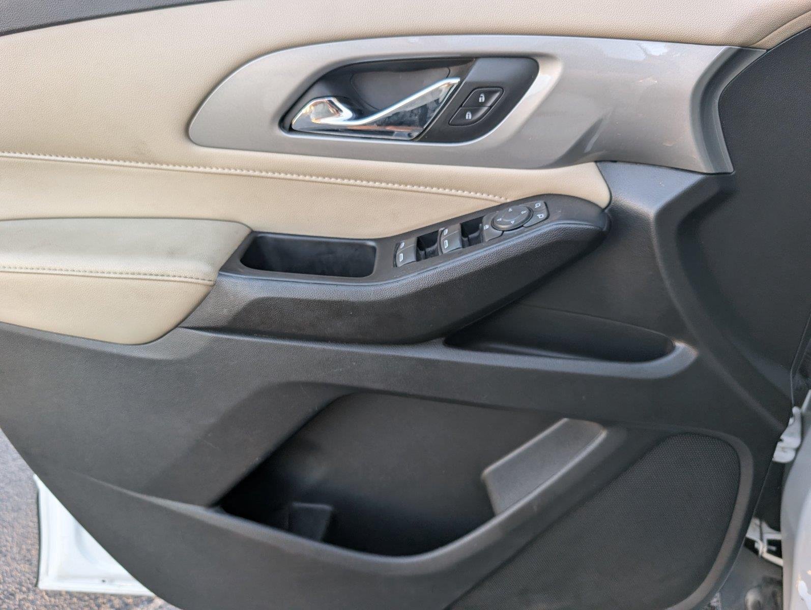 Used 2022 SUMMIT WHITE Chevrolet LS image 18