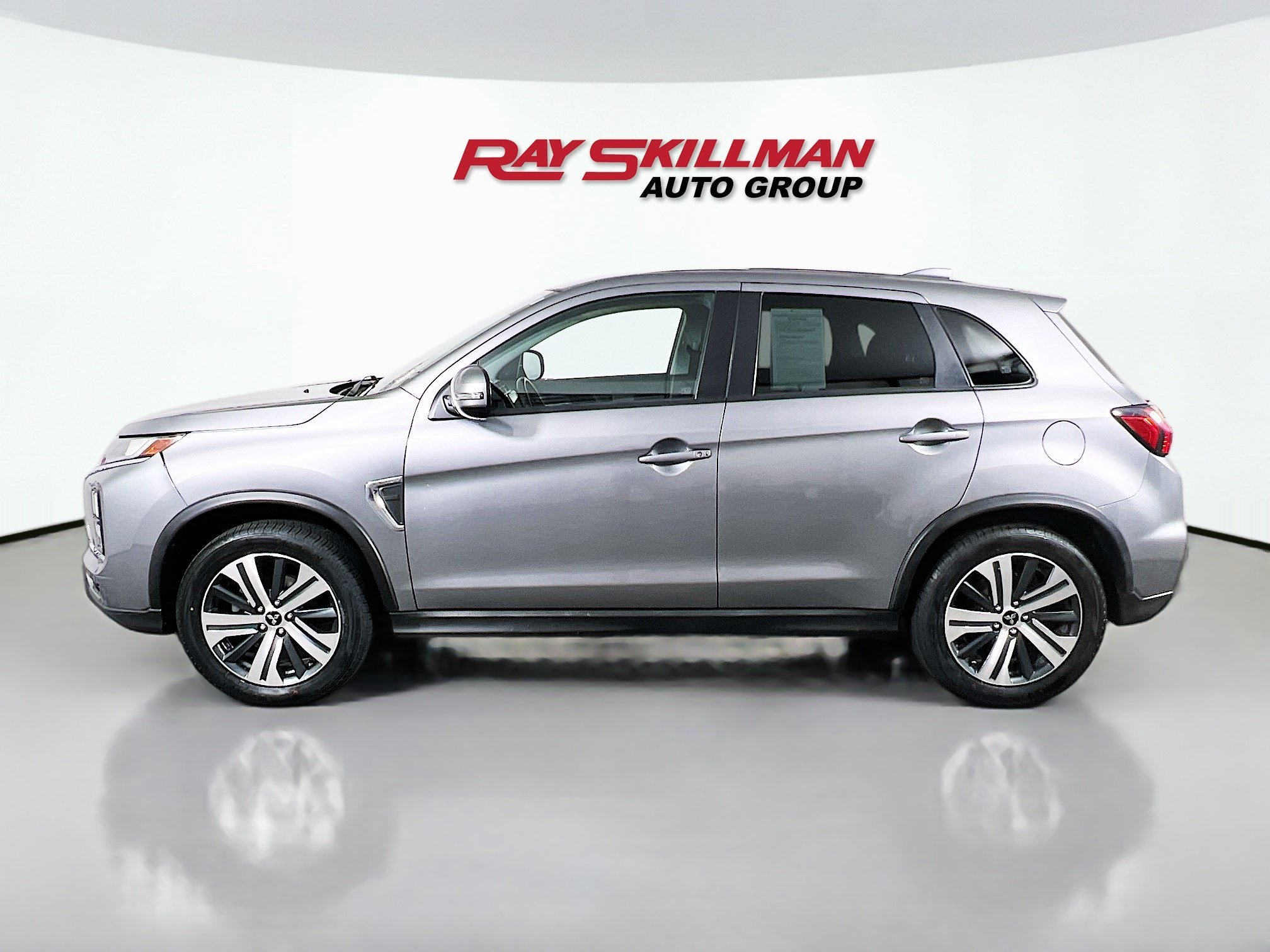 Used 2021 Gray Mitsubishi SE image 4