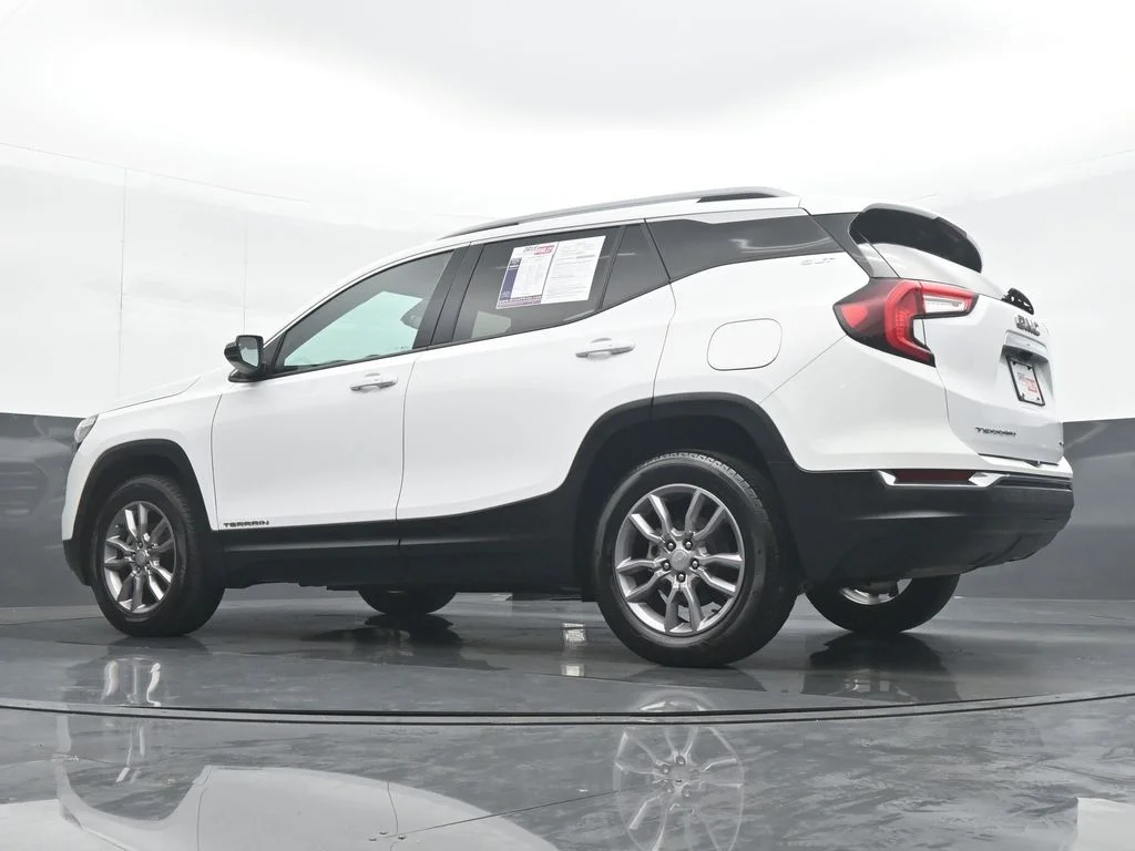 Used 2024 White GMC SLT image 29