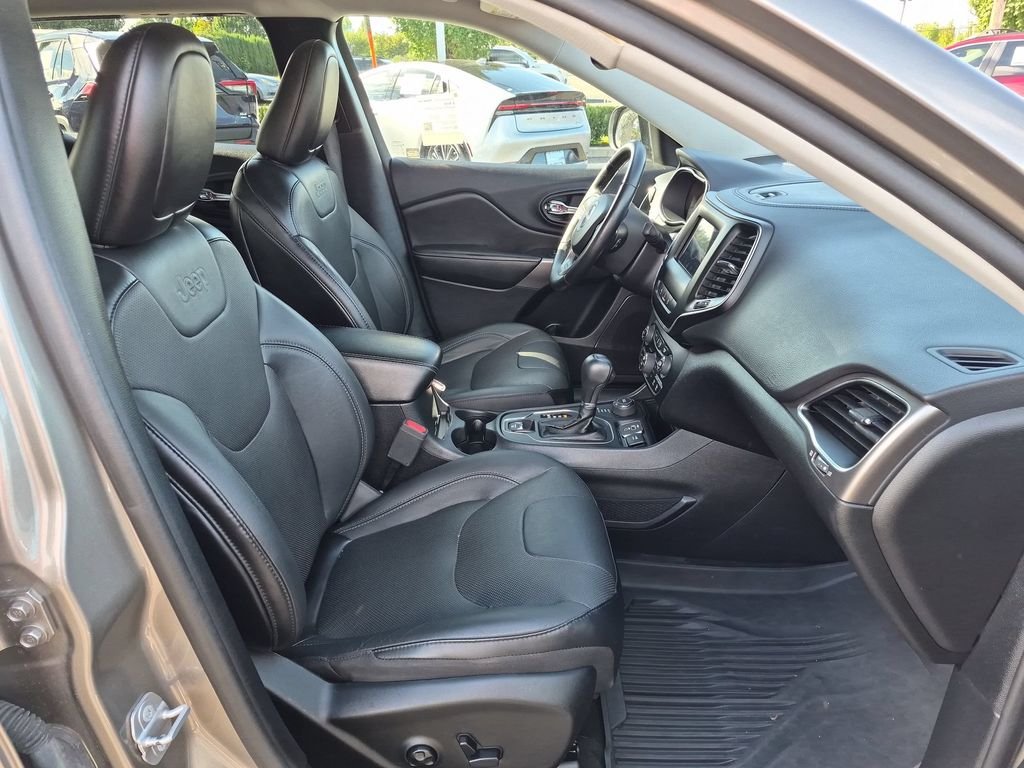 Used 2020 Light Brownstone Pearlcoat Jeep Latitude Plus image 27