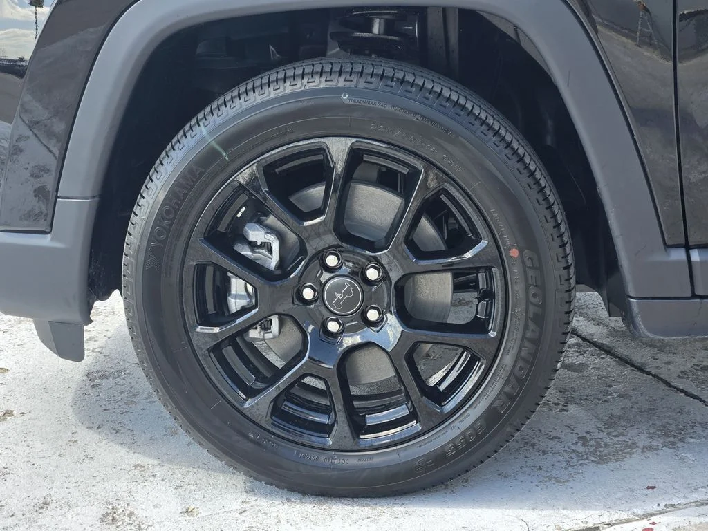 New 2026 Diamond Black Crystal Pearlcoat Jeep Latitude Altitude image 10