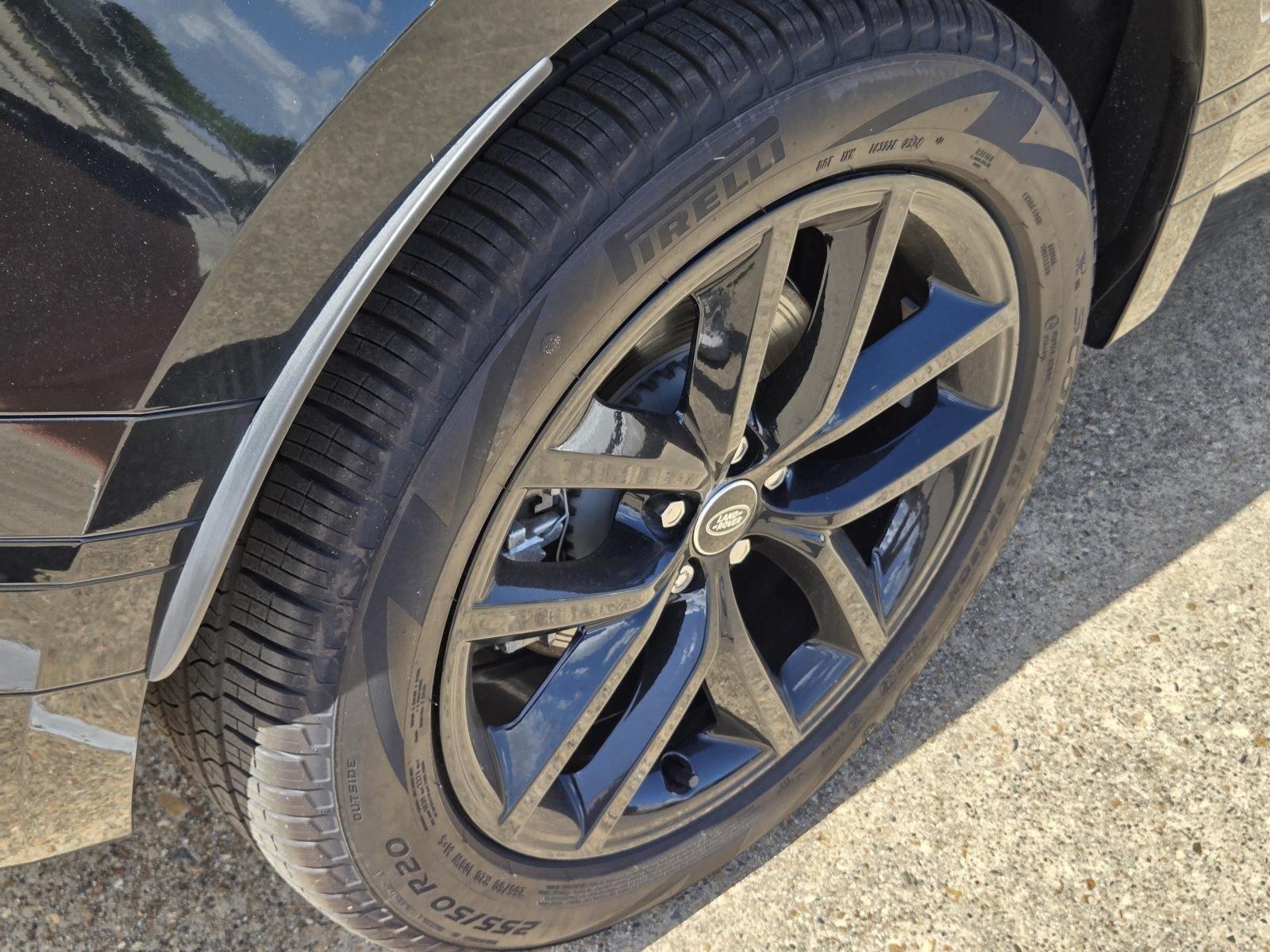 New 2025 Santorini Black Land Rover Dynamic SE image 10