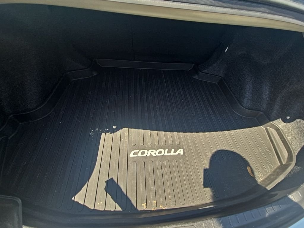 Used 2018 Silver Toyota SE image 9
