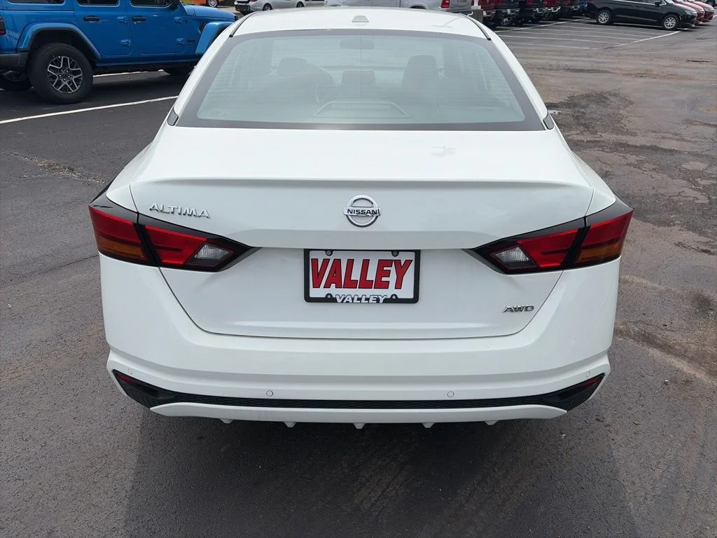 Used 2022 White Nissan 2.5 image 5