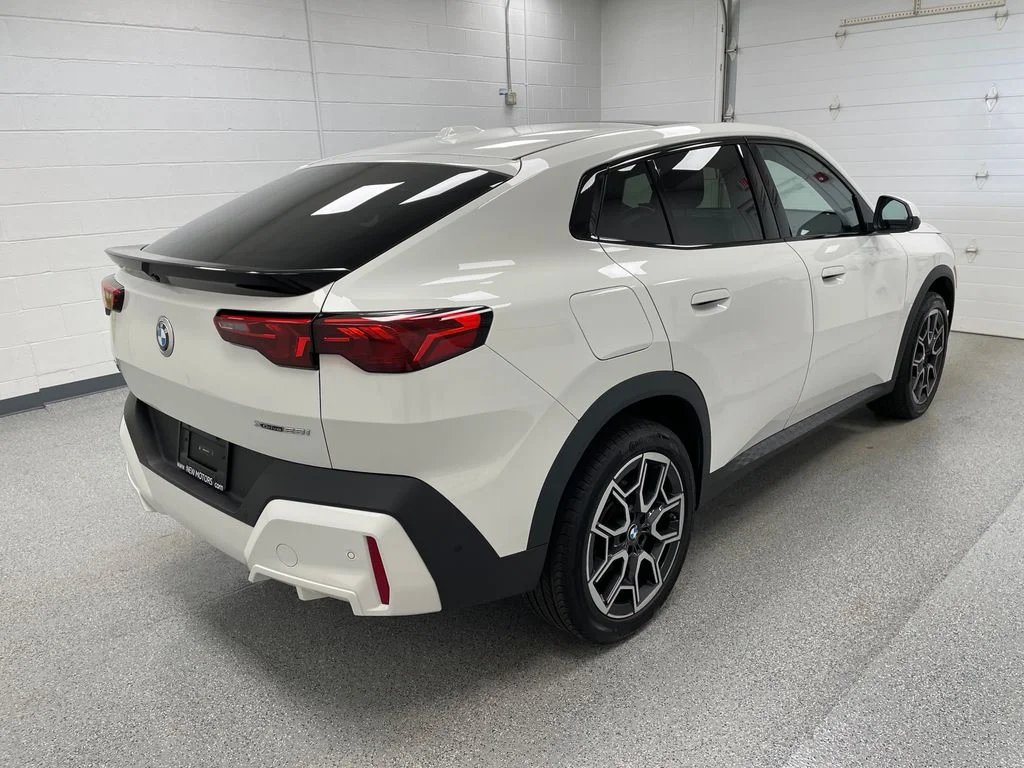 Used 2026 Alpine White BMW xDrive28i image 9