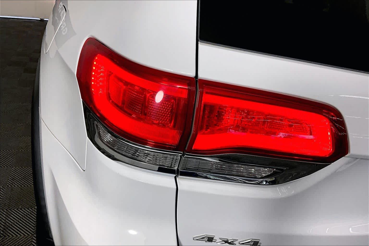 Used 2019 Bright White Clearcoat Jeep Limited image 28