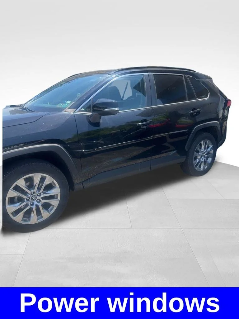 Used 2019 Midnight Black Metallic Toyota XLE Premium image 12