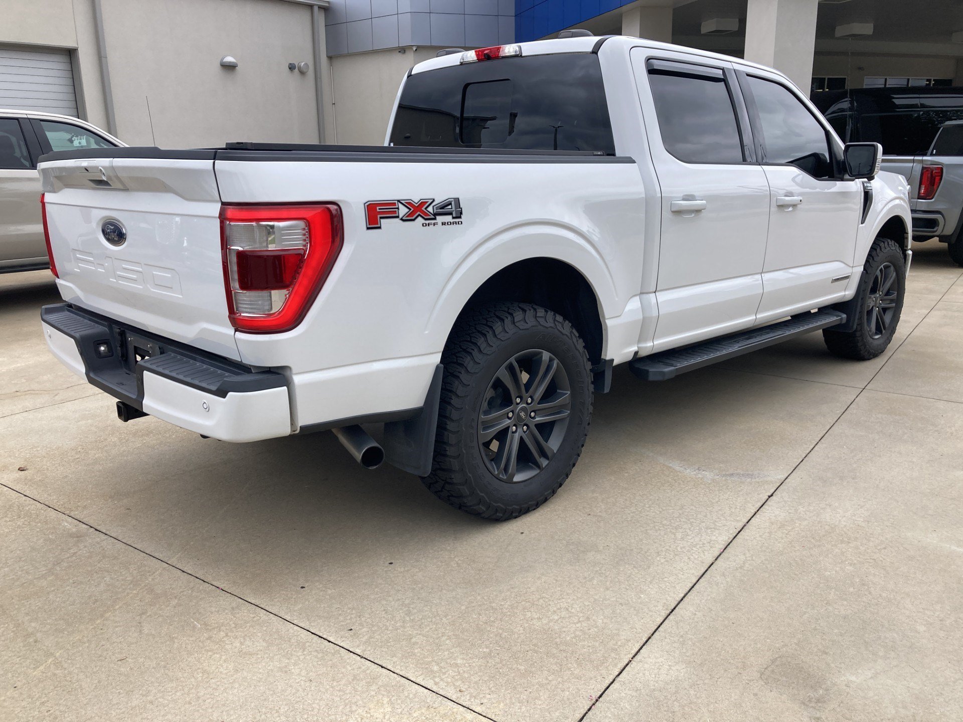 Used 2021 Oxford White Ford Lariat image 2