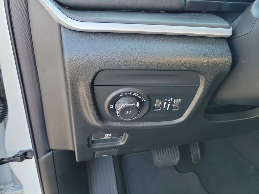 New 2026 Bright White Clear-Coat Exterior Paint Jeep Limited image 11