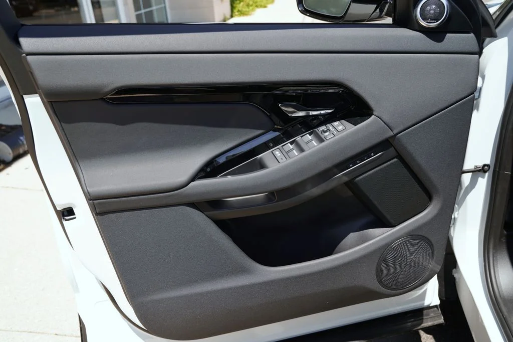 New 2026 Fuji White Land Rover  image 11