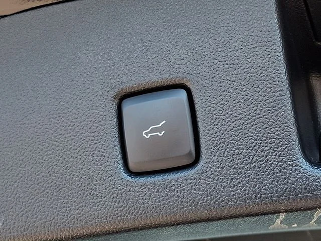 Certified Used 2022 Black Metallic Ford SE image 29