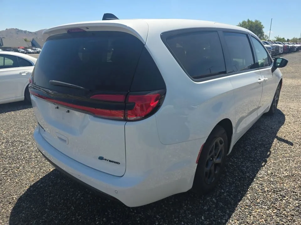 Used 2023 White Chrysler Limited image 4
