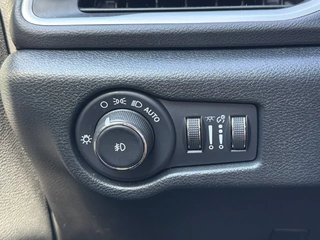 Used 2025 Black Chrysler Select image 28