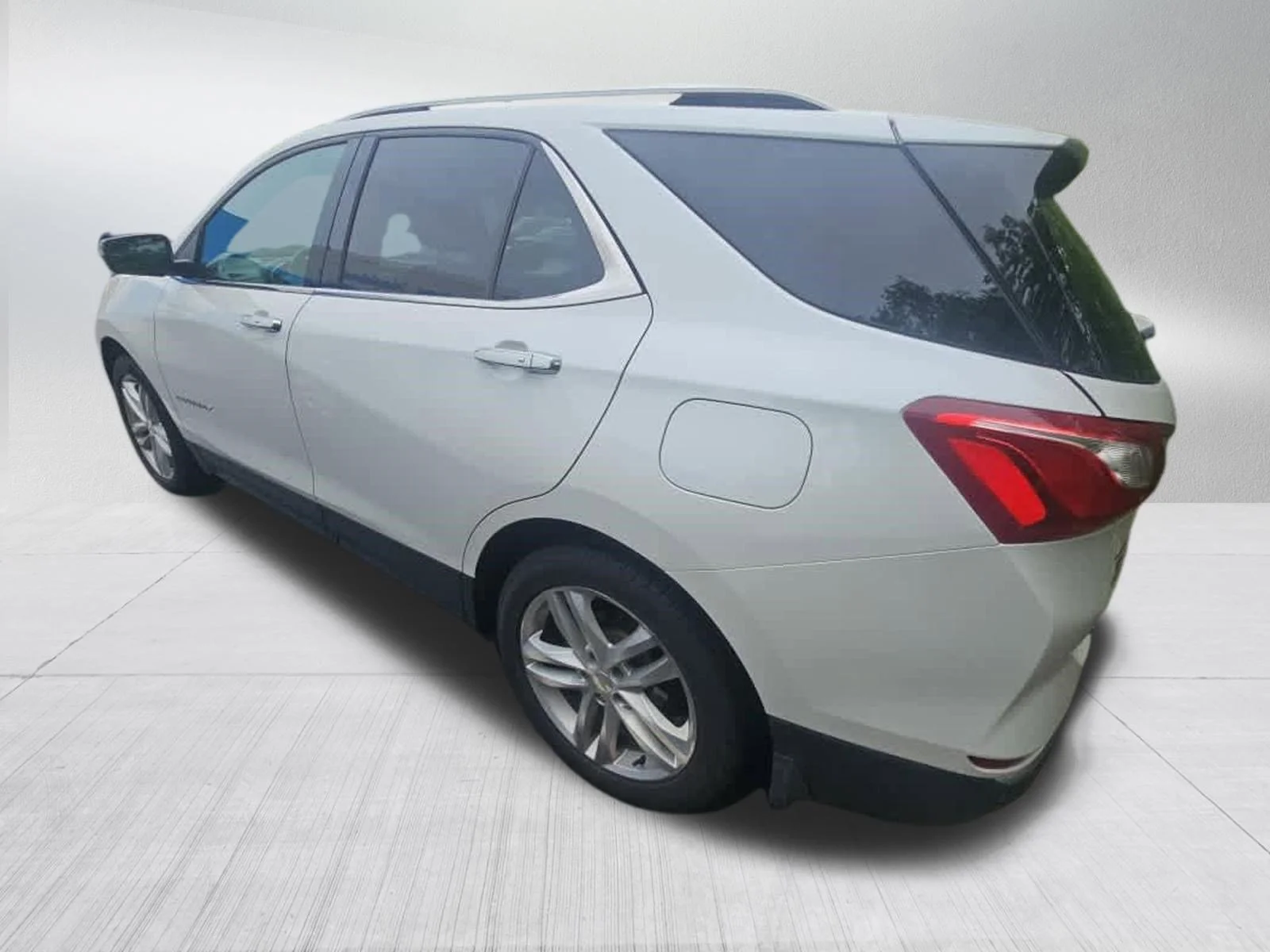 Used 2018 Iridescent Pearl Tricoat Chevrolet Premier image 6