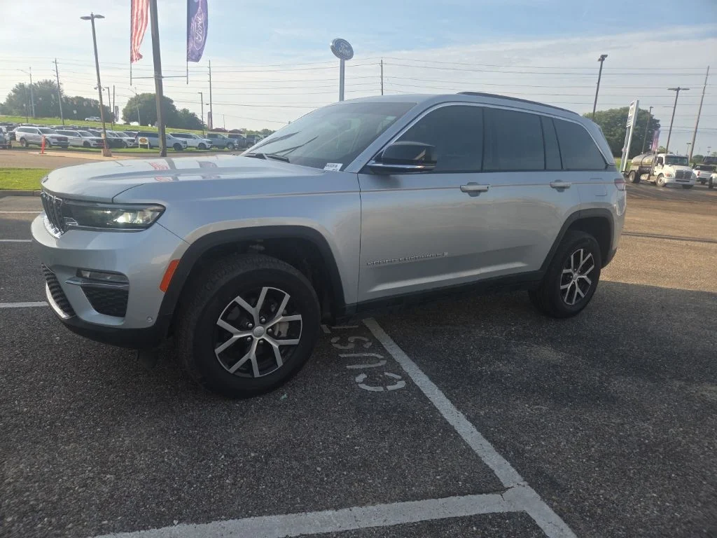 Used 2025 Silver Jeep Limited image 4
