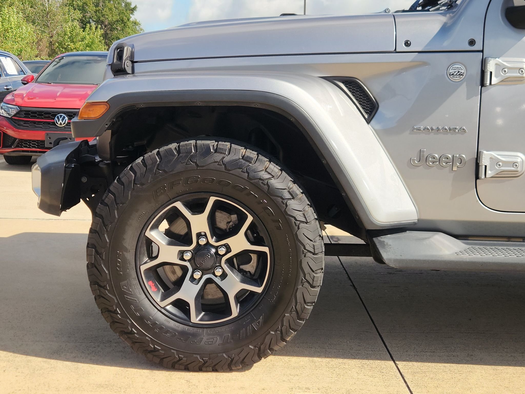 Used 2018 Billet Silver Metallic Clearcoat Jeep Sahara image 9