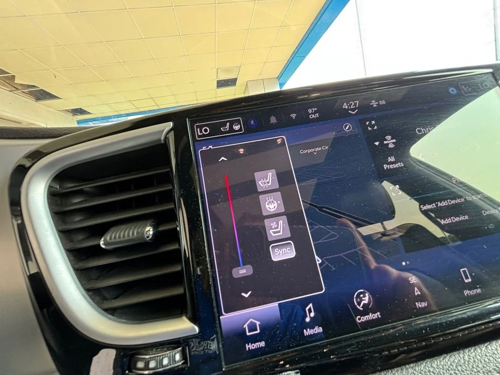 Used 2025 White Chrysler Limited image 25