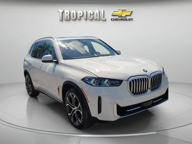 Used 2025 White BMW xDrive40i image 4