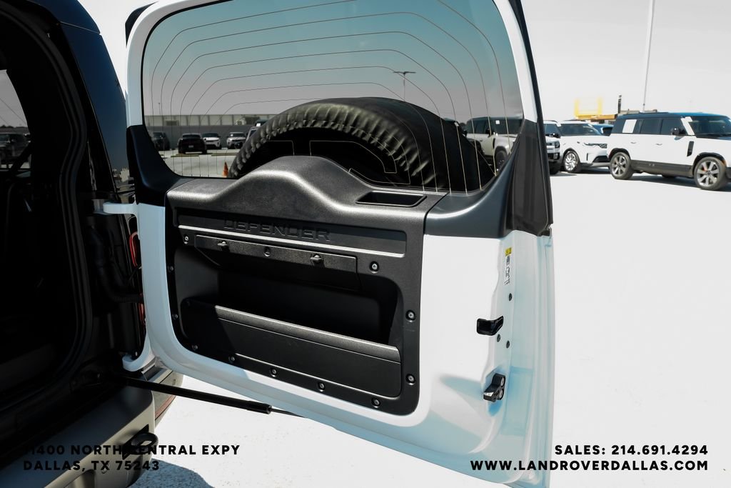 Used 2025 Fuji White Land Rover X-Dynamic SE image 40