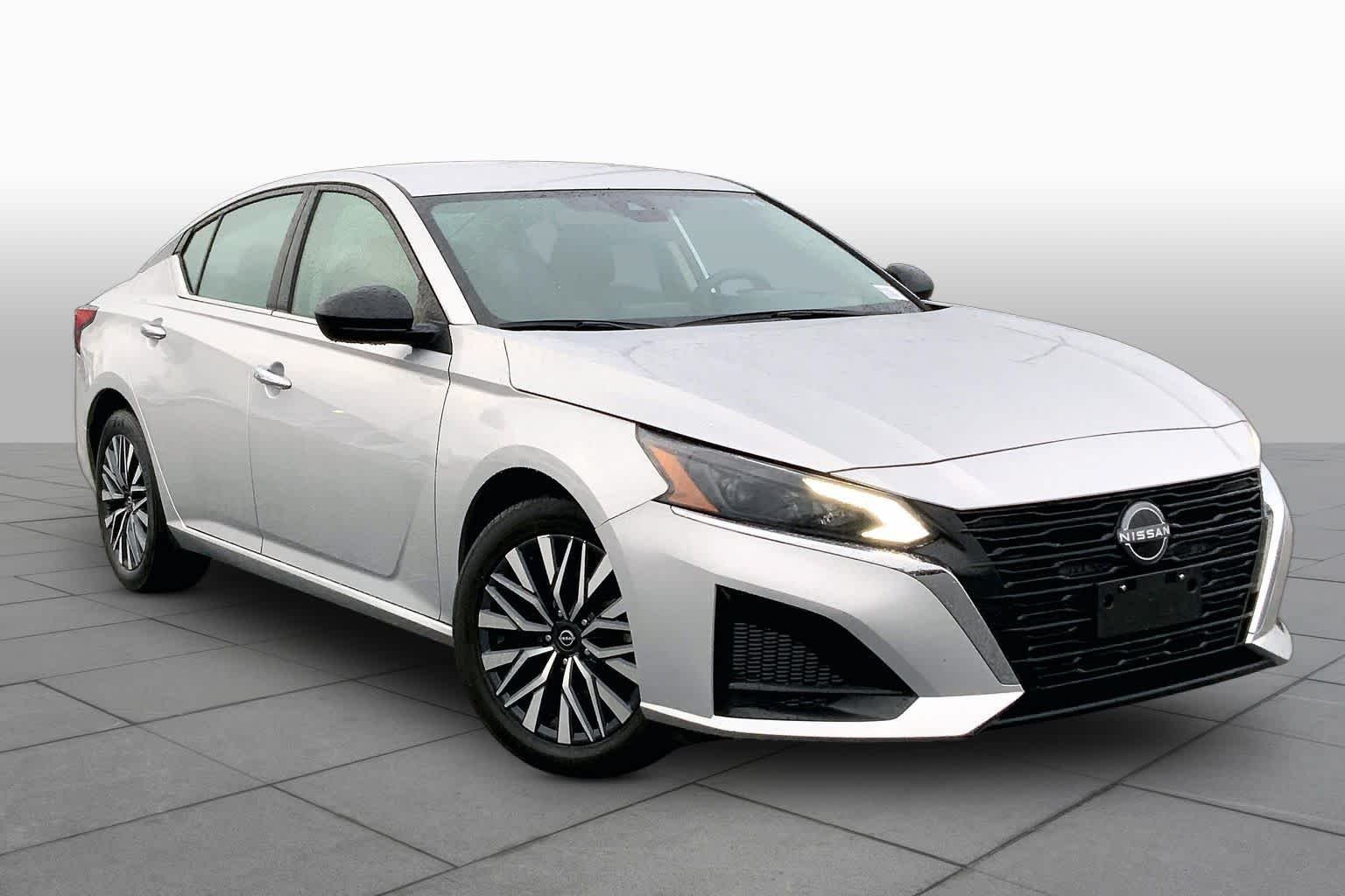Used 2024 Brilliant Silver Metallic Nissan 2.5 SV image 3