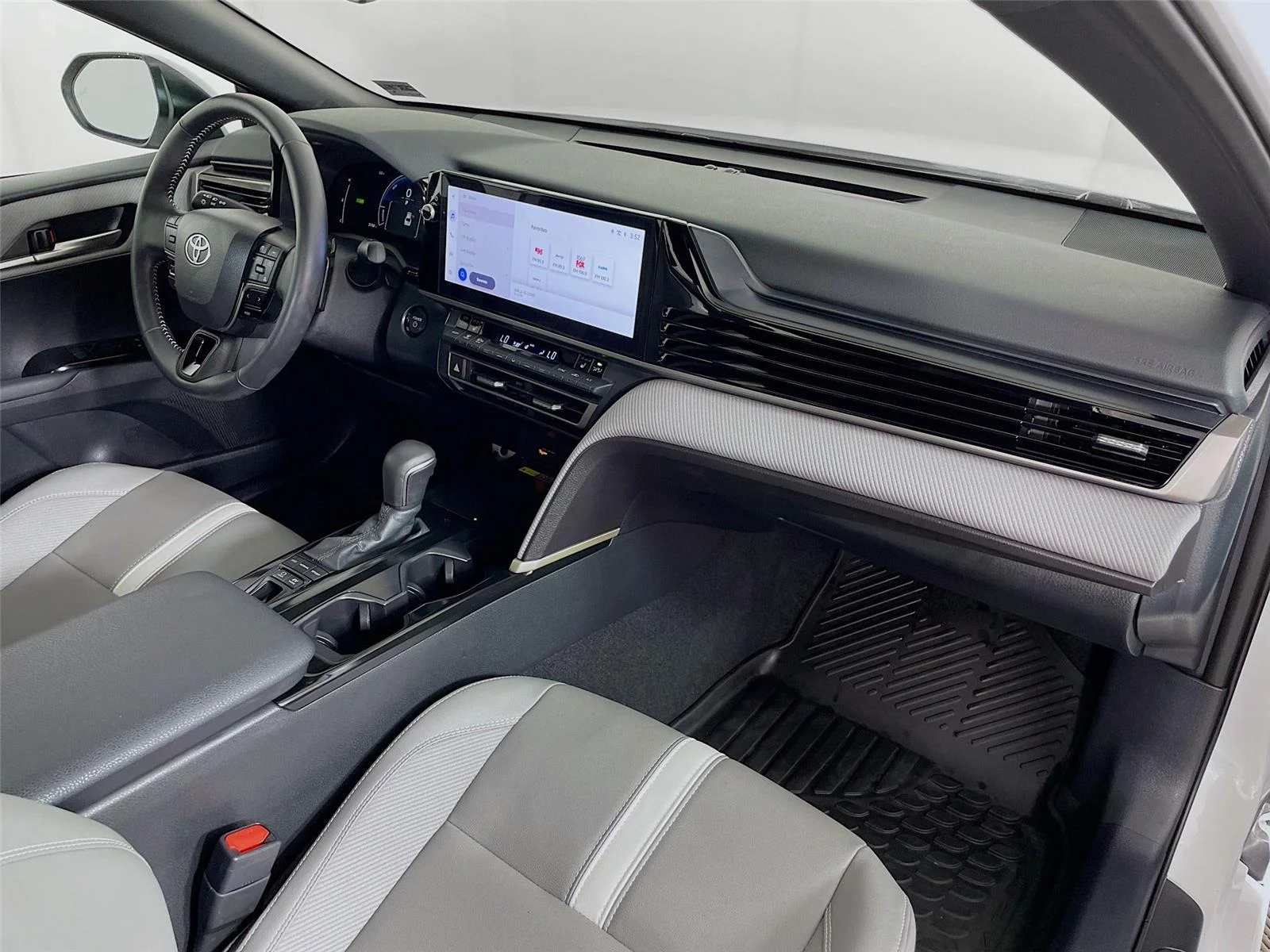 Used 2025 Ice Cap Toyota SE image 32