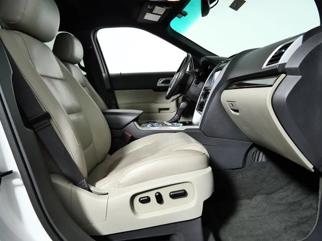 Used 2011 White Ford Limited image 11