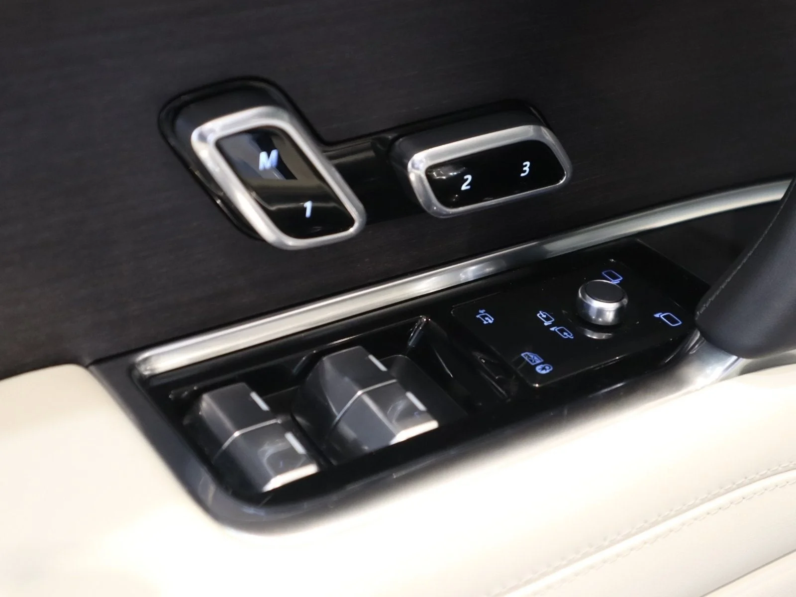 Used 2024 White Land Rover Autobiography image 25
