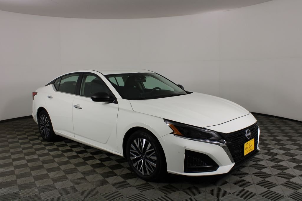 Used 2025 White Nissan 2.5 SV image 1