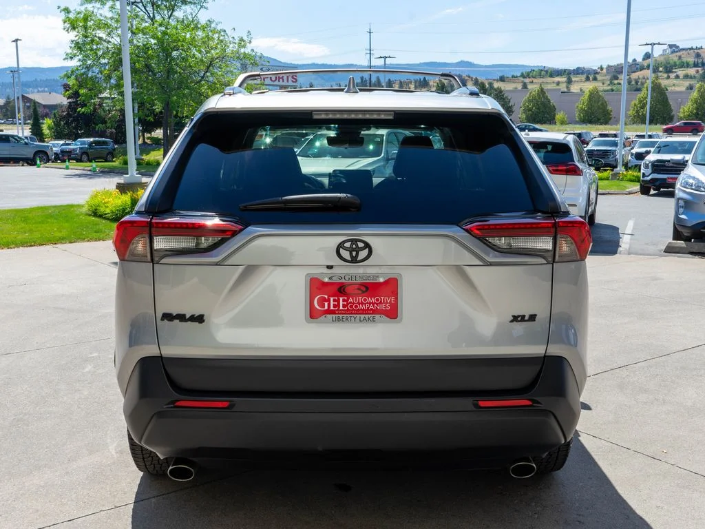 Used 2019 Silver Toyota XLE image 6