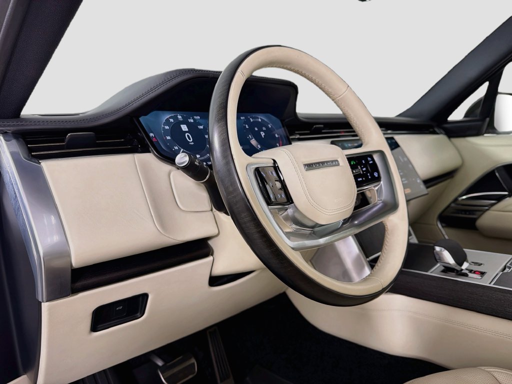 Used 2024 White Land Rover SE image 9
