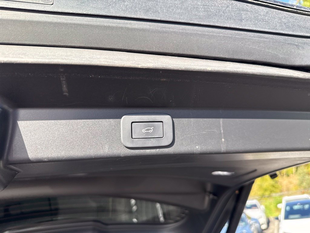 Used 2025 Santorini Black Metallic Land Rover SE image 19