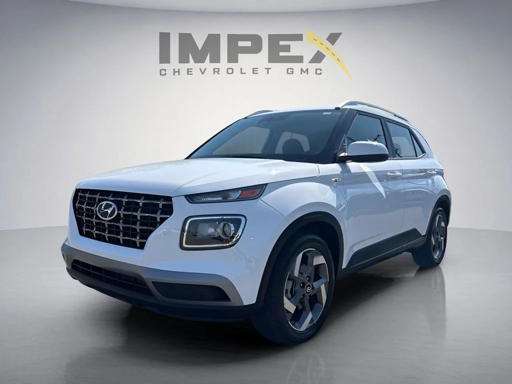 Used 2025 White Hyundai SEL image 1