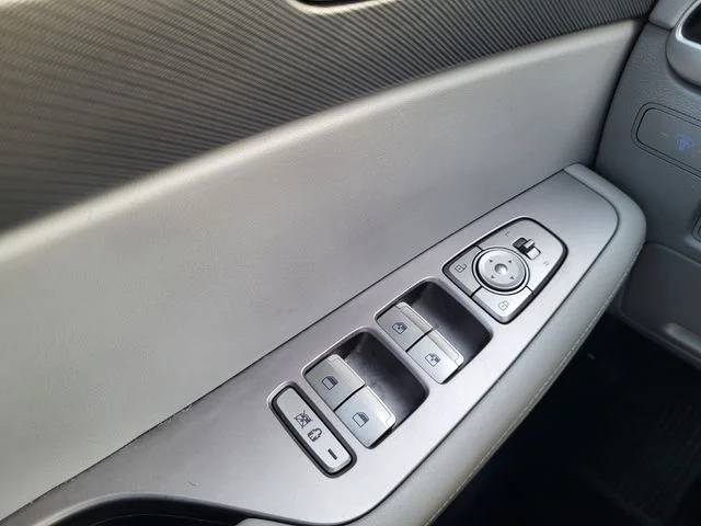 Used 2024 White Hyundai SEL image 22