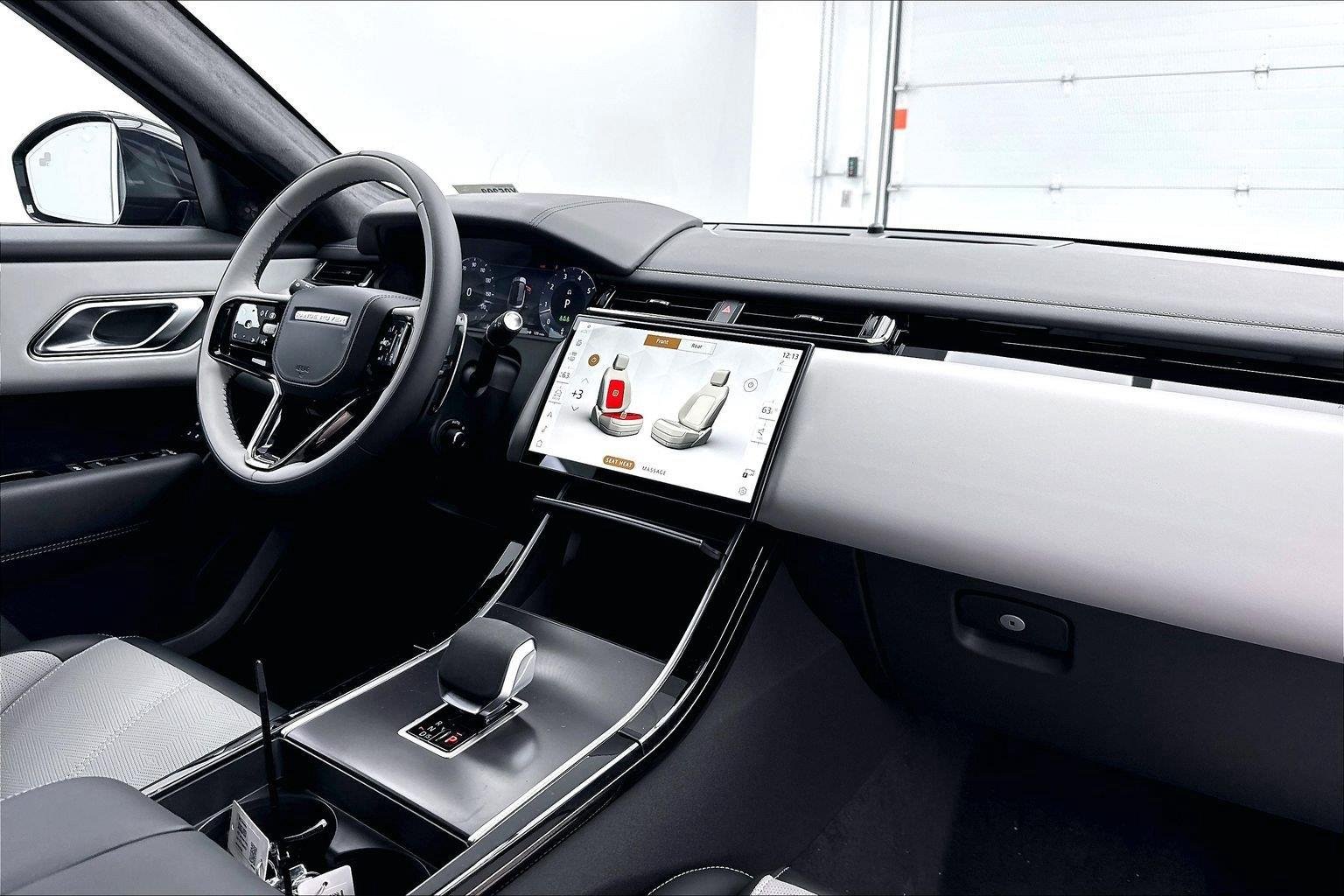 New 2026 Santorini Black Metallic Land Rover Autobiography image 32